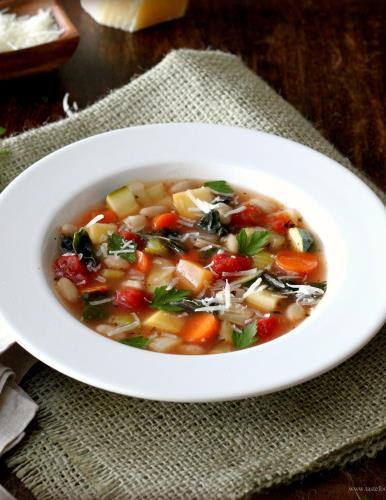 Melengető téli minestrone sajtgolyókkal 30 g sárgarépa (6-7 karika) 15 g fehérrépa (4-5 karika) 35 g édesburgonya (4-5 közepes kocka) 15 g póréhagyma (4-5 karika) 40 g kelkáposzta (1/4 fejből egy