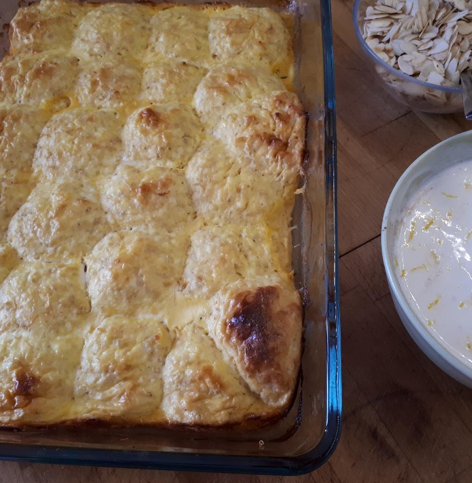 Csupatúró gombóc tepsiben sütve 165 g túró (1 zacskó kb 1/3-a) 16 g zabpehely (2 ek) 1 csapott tk útifű maghéj 110 g joghurt 3,5% (6-7 evőkanál) 1 db tojás 3-4 evőkanál eritrit 1/3 citrom héja és