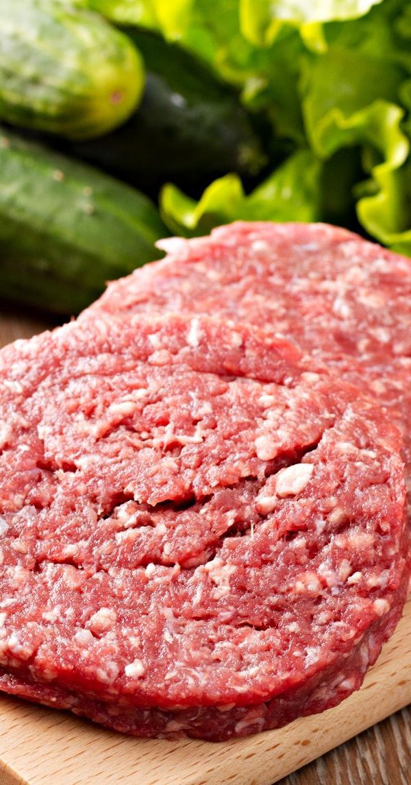 Retro burger tál 80 g darált pulykamell 1/8-ad tojás 2-3 karika póréhagyma só, bors, petrezselyem 0,5 g szójaszósz 10 g teavaj (1 csapott ek) 150 g zöldsaláta vegyesen 1 közepes paradicsom 200 g