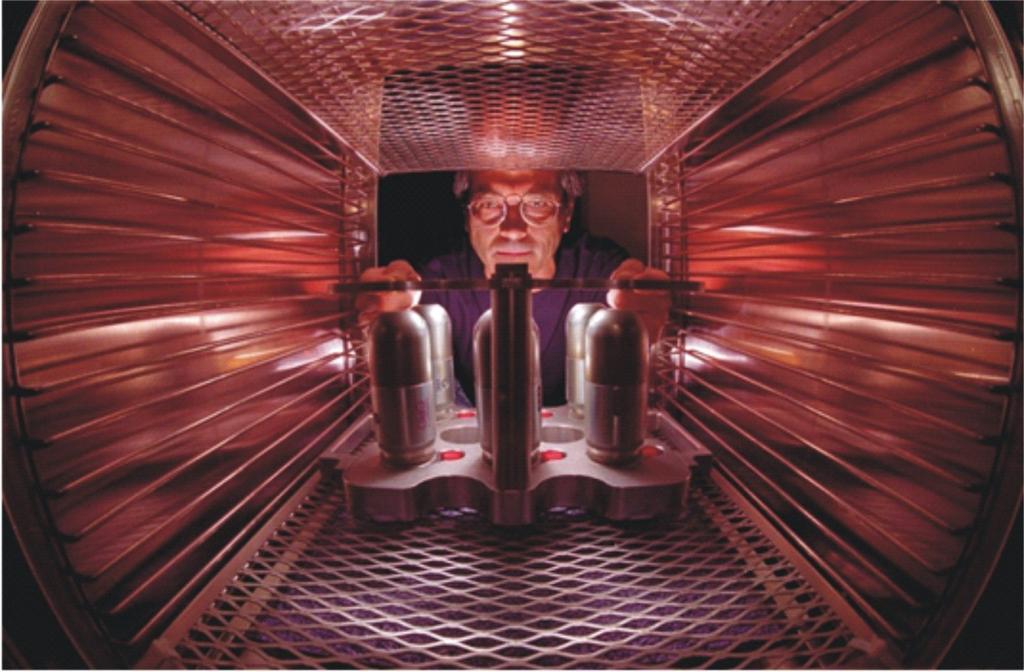 Indító neutronforrások Reakció:21 D+ 31 T 42 He+ 10 n ( 3,5 MeV+ 14,1 MeV ) Az implóziós bombában a hasadási láncreakciót jól időzítve kell indítani ( fizzle veszélye).