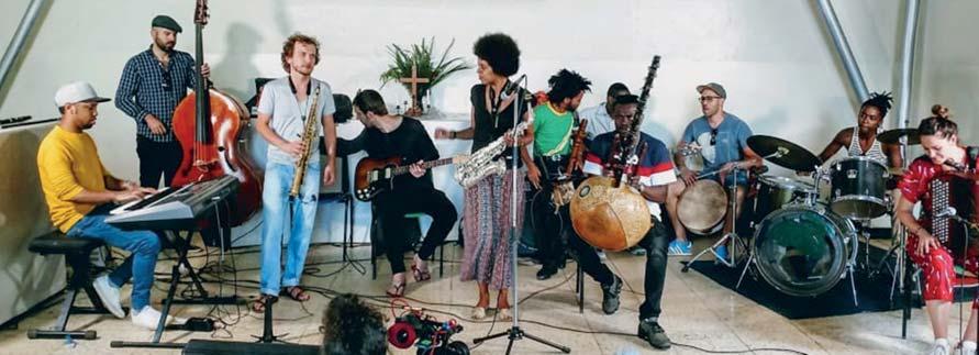 évét tánclé pés ben taposó Abreu véletlenül sem áll meg a fel té te le zett stíluskorlátoknál: számára a jazz, a funk és az afro- kubai motívumok is szerves részei ennek a fúziós mű faj nak.
