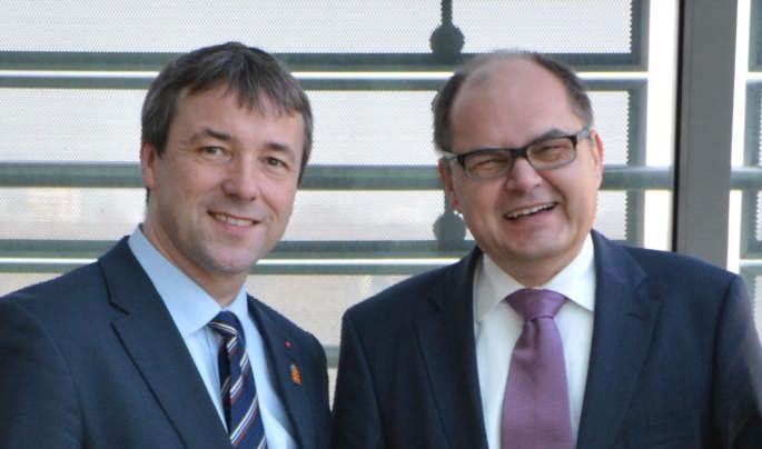 ĞͲ spräch kamen viele Themen zur Sprache, bspw. die Hofabgabeklausel, die Umgestaltung der GAK, das Freihandelsabkommen TTIP oder die Hygieneampel.