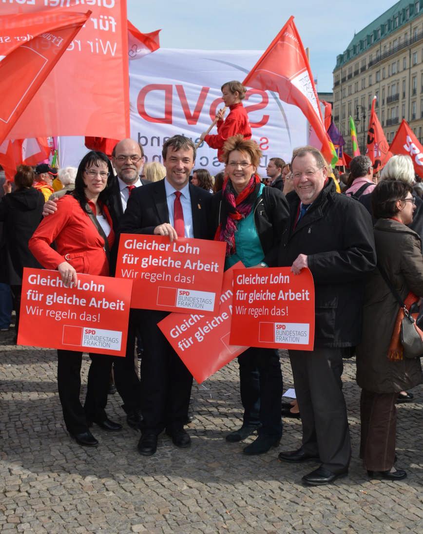 Seite 3 Kundgebung zum Equal-Pay-Day Anlässlich des Equal-Pay-Day (Deutsch: Tag der gleich- ǁ ĞƌƟŐĞŶĞǌĂŚůƵŶŐĂŵϮϭ D ćƌǌϯϭϭϰĩăŷěŝŷğƌůŝŷ die zentrale Kundgebung des Deutschen Gewerk- ƐĐŚĂŌƐďƵŶĚĞƐ