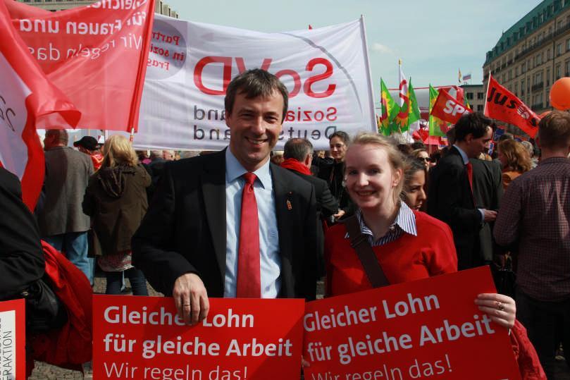 leisten. Mit rund 22% liegt diese Entgeltlücke ŝŷ ĞƵƚƐĐŚůĂŶĚƺďĞƌĚĞŵ ƵƌĐŚƐĐŚŶŝƩ ĂůůĞƌh-Länder von 17,4%.