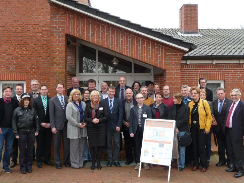 Beim Bewerbungstraining in Ihlow: ƌĩăśƌğŷǁ ŝğěŝğśğƶɵőğ:ƶőğŷěɵđŭƚ Η Seite 6 Verein EIBO organisierte bereits zum 3. Mal für die HTG Ihlow simulierte Bewerbungsgespräche Insgesamt 53 Jugendliche des 9.