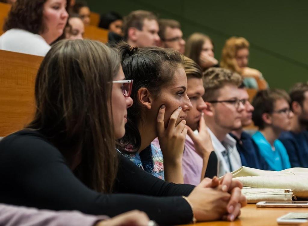 Angol nyelvű LLM képzés A Kar a 2018/19-es tanévben indította el a 2 féléves európai és nemzetközi üzleti jog (European and International Business Law) LLM angol nyelvű képzését.