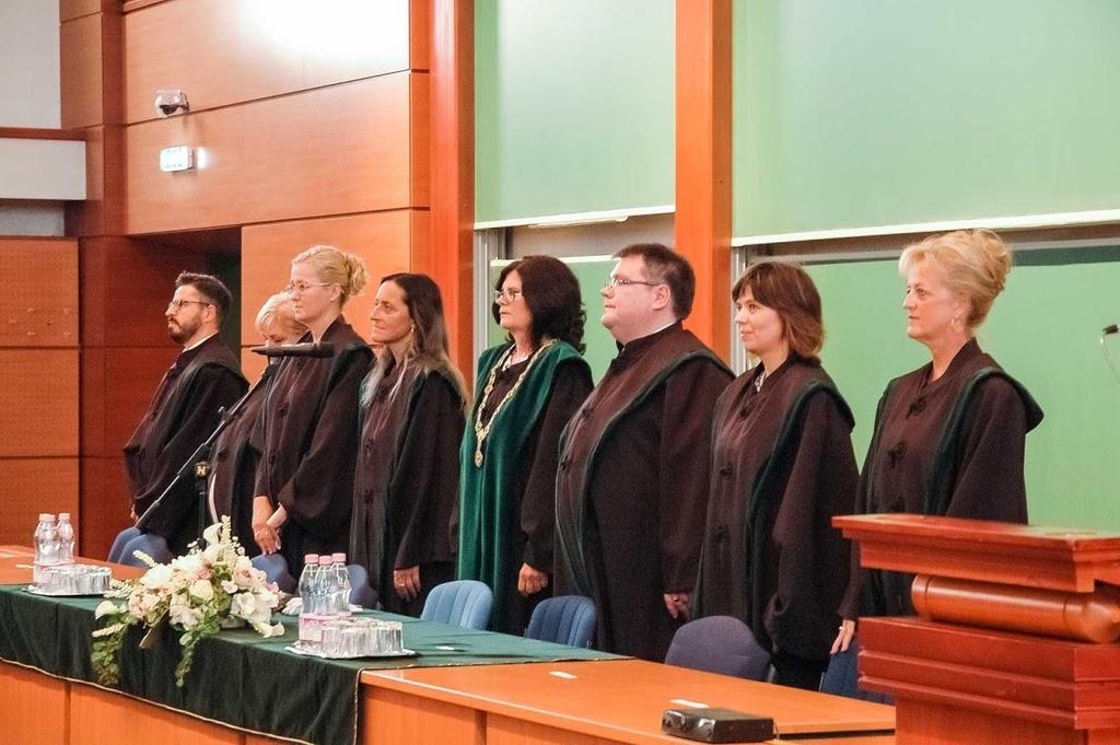 végzettséggel rendelkezők továbbképzését szervezi, hanem közgazdasági, mérnöki, orvosi, gyógyszerészi, pedagógus végzettséggel rendelkezők számára is kínál szakirányú továbbképzést.