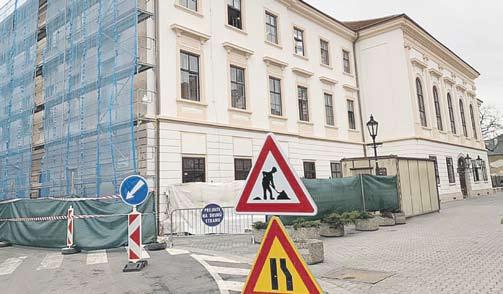 A képviselők pontosították az iskolakonyhák felújítására szánt összeget is, amely 400 ezer eurós összegben tervezi 5 konyha felújítását és egy új létrehozását a Rozmaring utcai alapiskolában.
