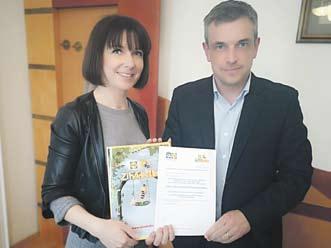 Stubendek László, a Csemadok városi szervezetének elnöke köszöntötte az ünneplőket, majd a Ferencesek utcai óvodások, a Jókai Mór Alapiskola tanulói, a Selye János Gimnázium, a Selye János Egyetem