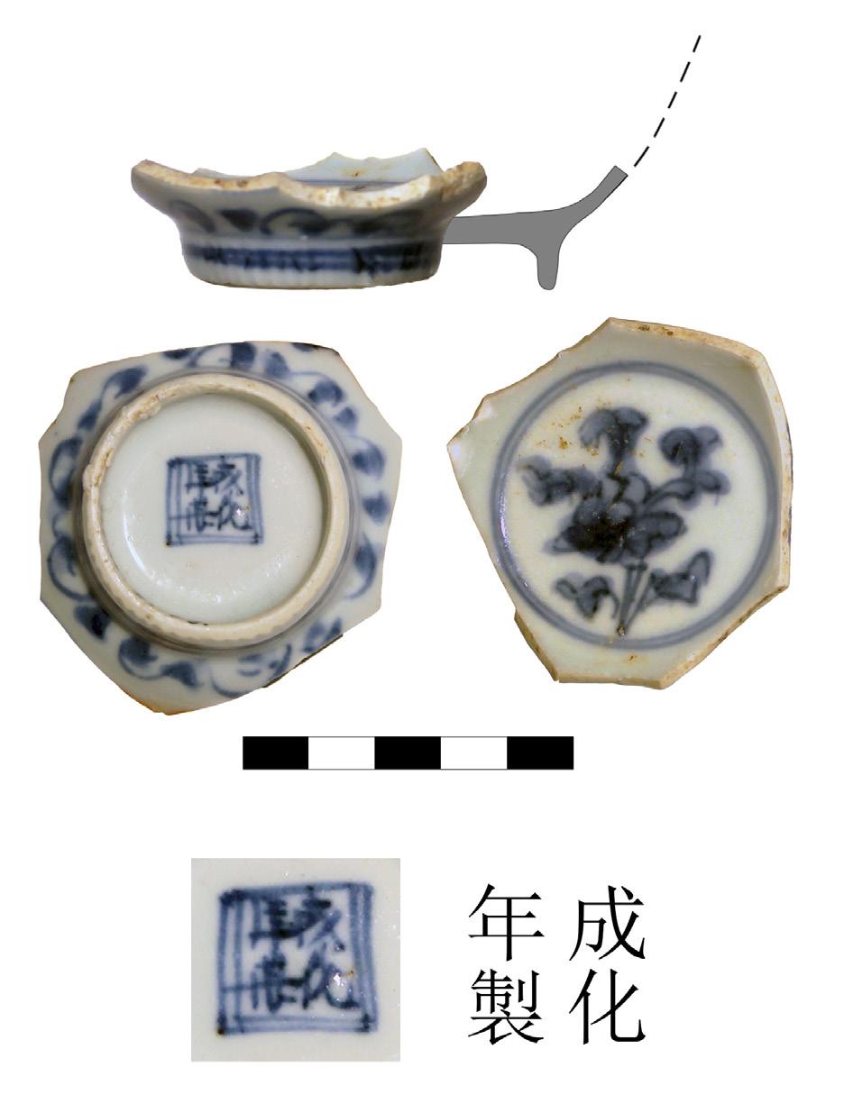 47 10. kép: Lótusz és lingzhi motívummal díszített kék-fehér porceláncsésze töredéke, Chenghua császárjeggyel, Kangxi (1662 1722), 17. század második fele.