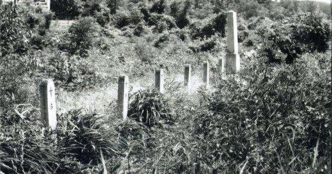 Egy korábbi kép bizonyítja, hogy más katonák sírjai is megvoltak még a temetőben, azonban az