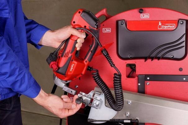 Ha a készülék fel van szerelve az opcionális Triplex-Tool-Lift-el: Vegye ki mindkét csavart M5 (4mm imbuszkulcs).