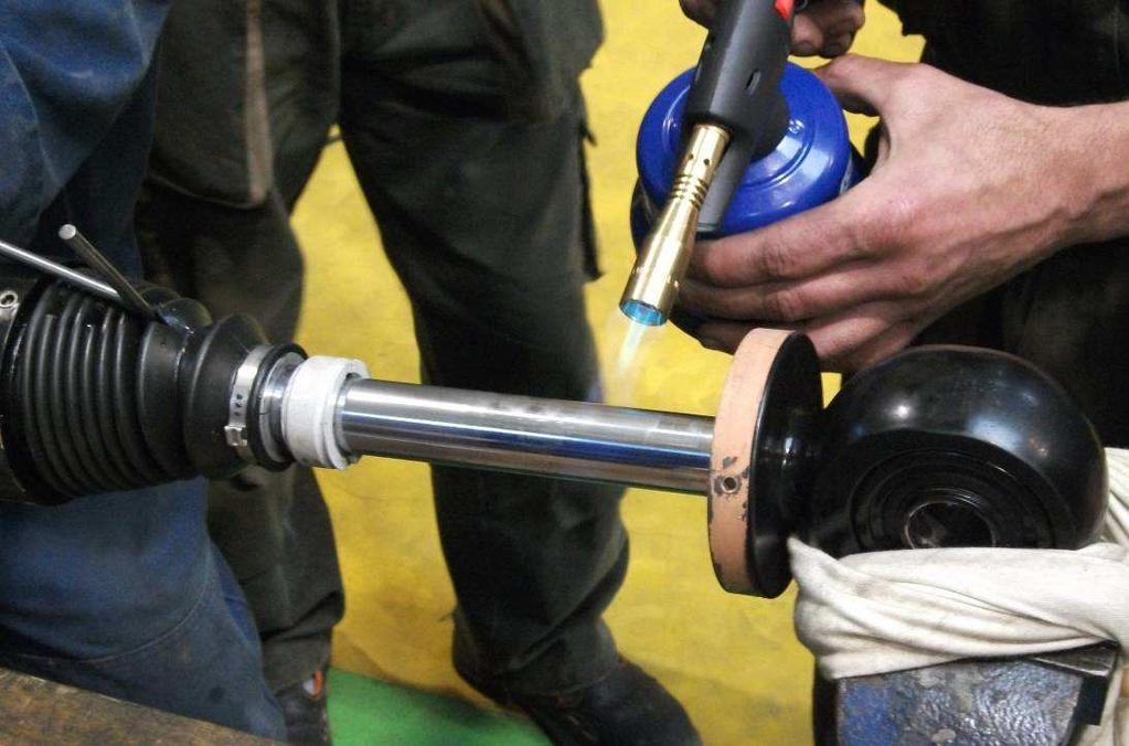4. Hengerek javítása A hengerek javítását a gyártói előírás szerint kell elvégezni, melyet a nyertes ajánlattevőnek kell beszereznie.