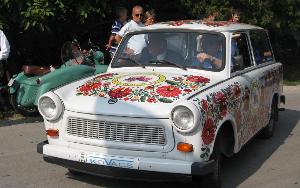 A Matyó-trabant vezette a felvonulók menetét A Gépmúzeum elé visszaérkező gépeket és gazdáikat Kádár Zoltán múzeumvezető üdvözölte és mutatta be.