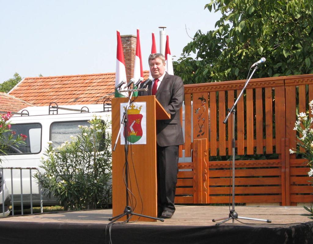 A rendezvény fővédnöke, Tállai András köszöntötte a megjelenteket A fővédnök Tállai András üdvözlő szavait az értékek, és az ünnep gondolatköréhez fűzte.