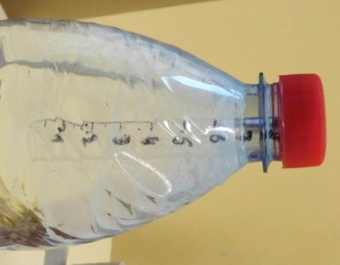 Nagyméretű (1,5 2,5 literes) műanyag flakon kupakkal; üvegből készült szemcseppentő vagy kisebb kémcső, oldalán 0,5 cm-es skálaosztással.