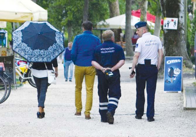 kerület több pontján, többek között a nemrégiben elfogadott közösségi együttélés szabályairól szóló rendelet pontjainak betartását, illetve az adott területen működő kereskedelmi egységek működésének