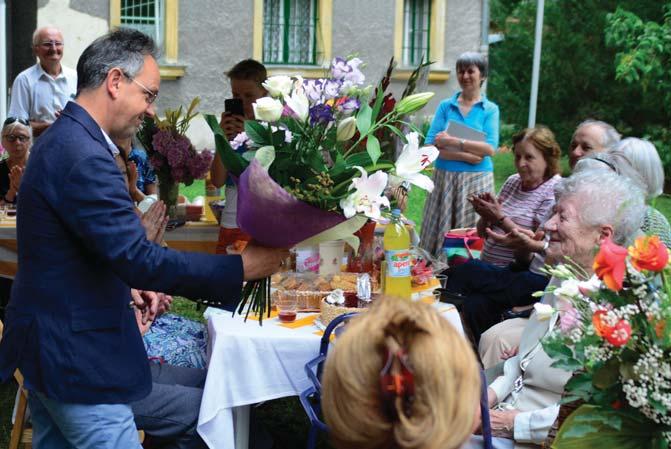 Szülei keményen dolgoztak, hogy a négy lány és egy fiúgyermeket nevelni tudják.