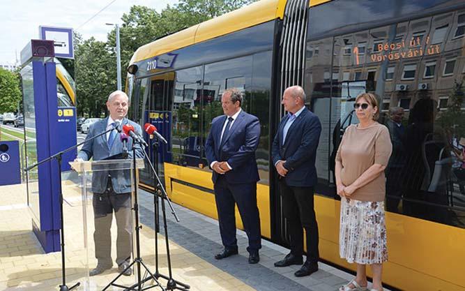 Tarlós István főpolgármester. A villamos már a teljes vonalán, a kelenföldi vasútállomás és a Bécsi út között közlekedik.