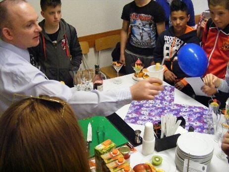 (gyümölcsből, gyógynövényekből, színes kartonból).