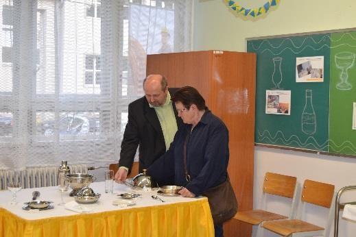 elemekkel kombinálva.