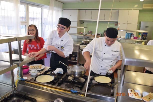 : esküvő, születésnap (rajzeszközökkel, sablonokkal, minták alapján). Legyél Te a tortakirály!