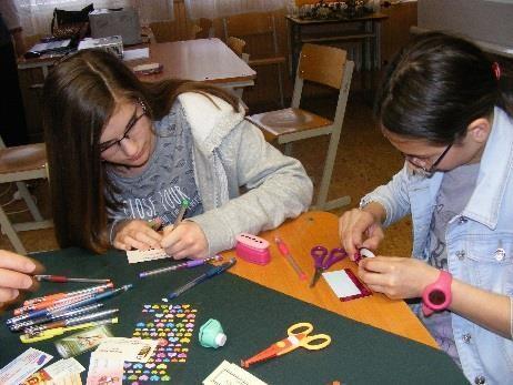 KERO-15 Játékos névjegykártya tervezése, készítése.