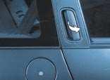 A vezetőoldali ajtón található gomb lehetővé teszi az ajtó, a csomagtér és a hátsó szélvédő reteszelését (206 SW). Központi zárral A reteszeléshez nyomjuk meg az A gombot.