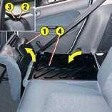 12 - Ismerkedés az autóval HÁTSÓ ÜLÉSEK A hátsó ülések előredöntéséhez: - emeljük meg az 1-es ülőlap elejét, - döntsük az 1-es ülőlapot az első üléseknek, - helyezzük a biztonsági övet a 2-es