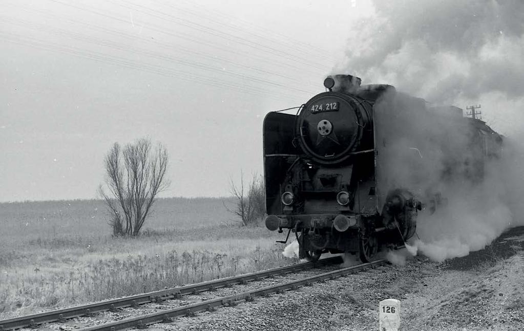 Személyvonat jár be Kaposvárra 1979 nyarán. (Dr. Károly Imre felvétele) 12 FÜSTÖS EMBER masinám.