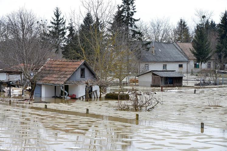 és csapadék értékek elhúzódó aszályos időszakok, gyakoribb árvizek,