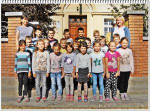 OSZTÁLYAINK tanévben a 2018/2019-es OSZTÁLYAINK a 2018/2019-es tanévben 1.a 1.b 2.a 2.b 3.a 3.b 4.a 4.b 5.a 5.b 6.a 6.b 6.c 7.a 7.b 8.a 8.b Az osztályképeket Koncz László készítette.