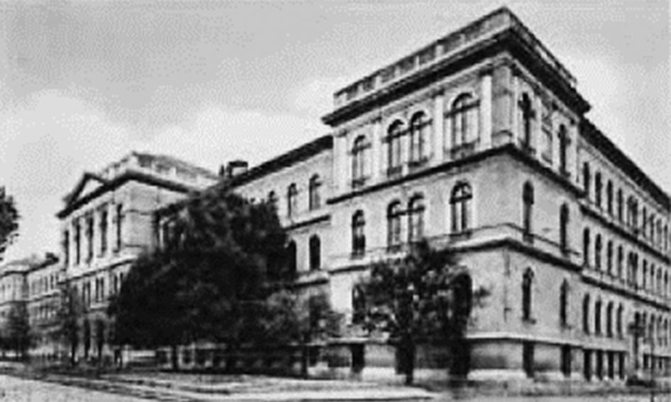 keretébe tartozó néhány intézet tanárai által tartott előadásokat és gyakorlatokat látogatták a gyógyszerészhallgatók.