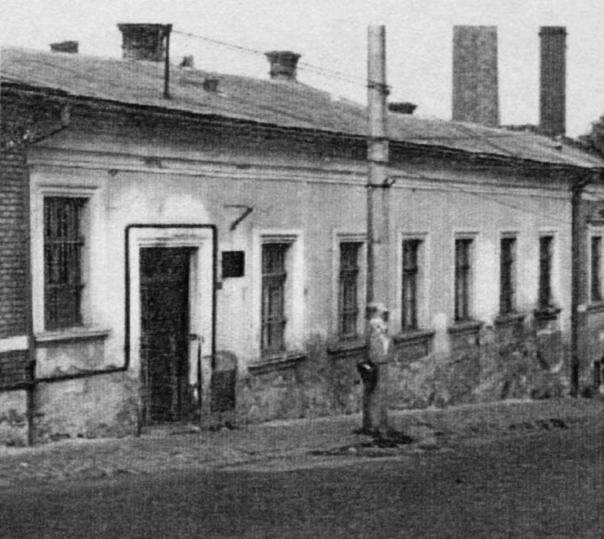 Az egyetemi gyógyszertár régi épülete (ma már lebontva) Különlenyomat Ferencz Áron és Dávid Lajos közleményéből Issekutz Hugó, sajnos, nem sokáig élvezhette új és tágas gyógyszertára vezetését, mert