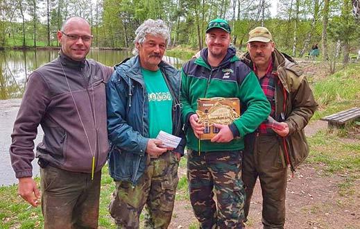000 Kč na realizaci celého hřiště, čehož si velmi vážíme a jsme rádi, že nám Škodovka zachovává přízeň. Nové hřiště vzniklo díky finančnímu daru společnosti ŠKODA AUTO a.s. foto: Jana Mudrochová Opočeňáků se sešlo hodně a bylo co obdivovat.