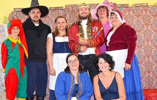 ročník XXII. (XXIX.) číslo 7 strana 8 do knihovny ho totiž začarovala zlá sudička. Děti, za pomoci čaroděje Dobroděje, však krále vysvobodily. Následně mu ukázaly, jak se naučily v první třídě číst.