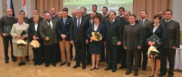 A földmûvelésügyi miniszter és az állami földekért felelõs államtitkár a ceremóniát követõen felavatta a Debreceni Fafaragókör