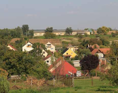 A telkek kialakítása hasonló a klasszikus falusias beépítésű lakóterülethez, így a beépítési mód itt is oldalhatáron álló.