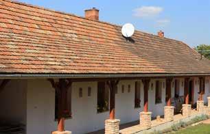 Telkünk előtti természetes megjelenésű árokszakaszokat tartsuk karban, a nagyra nőtt füvet kaszáljuk vagy nyírjuk.