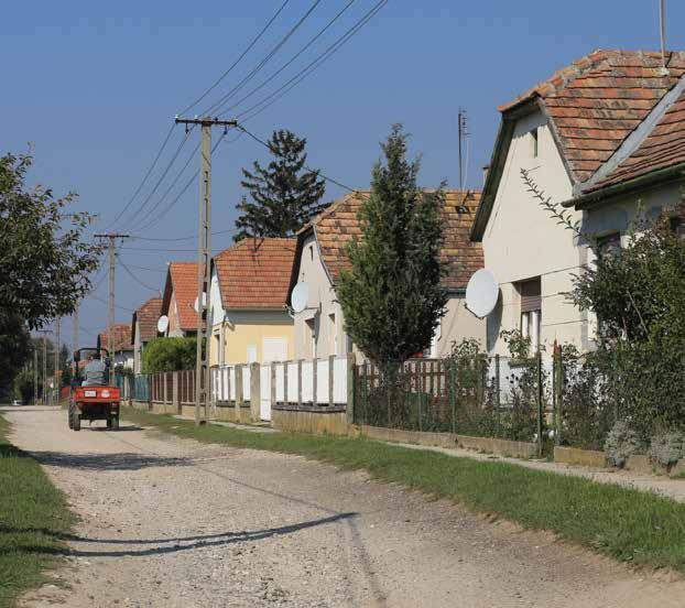 6. ÉPÍTÉSZETI AJÁNLÁSOK Klasszikus falusias beépítésû lakóterületek A klasszikus falusias beépítésű lakóterületek építészeti karaktere földszintes, egyszerű tömegű épületek oromfalas nyeregtető vagy