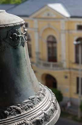 századtól előbb földesúri mezőváros volt, majd 1613-ban hajdúvárosi kiváltságot nyert. 1753-ban gróf Károlyi Ferenc az elnéptelenedett vidék újratelepítése mellett döntött.