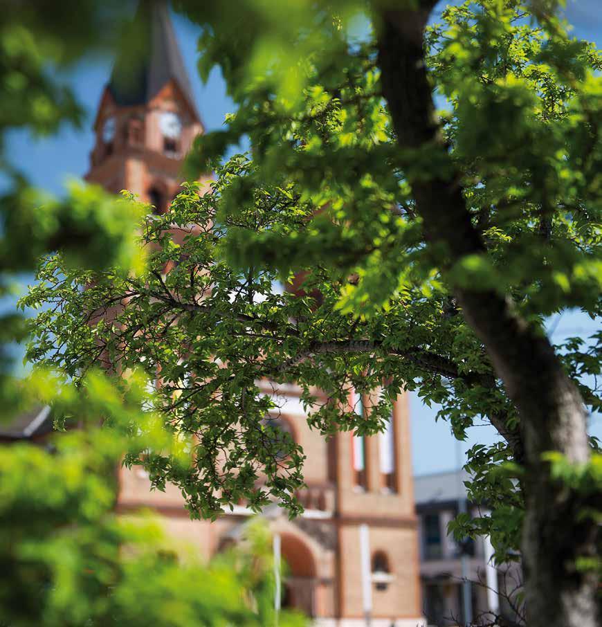 Belvárosi séta Stroll in the city centre Nyíregyháza fiatal és lendületes város. A történelmi belvárosban sétálva azt látjuk, hogy jól megférnek egymás mellett a 21.