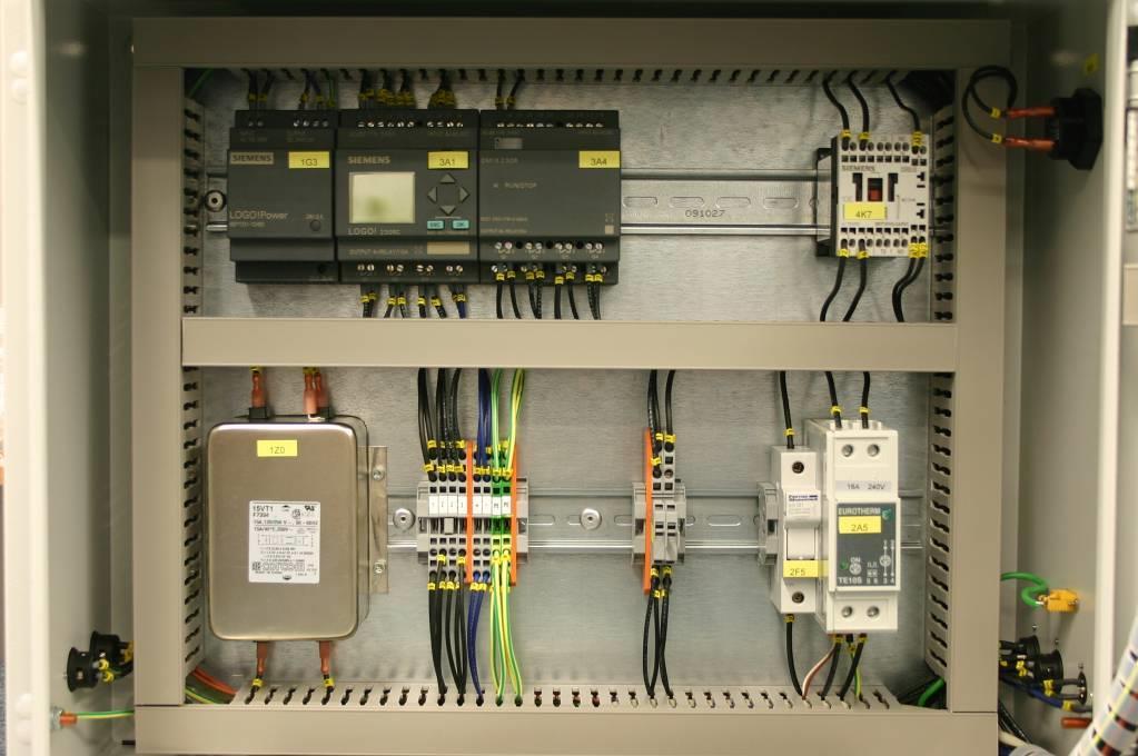 8.3 Alkatrészek - kapcsolószekrény (alaplap) Megnevezés 4K7 Főbiztosíték 230V/50Hz 1F3 Biztosíték (T) 3,15A 1F7 Biztosíték (T) 6,3A 2F5 Főbiztosíték 32A Ferraz 1Z0 EMV-szűrő 15VT1