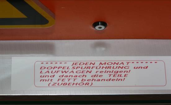 A SHUTTLE BERENDEZÉST vagy részeit nem szabad kemény tárgyakkal, például acéldörzsszivaccsal vagy hasonlóval tisztítani. A durvább szennyeződéseket távolítsa el elszívással.