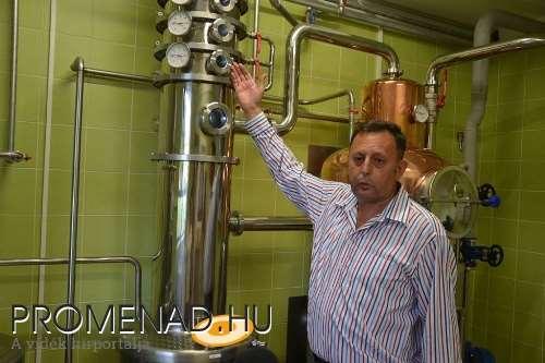 A szeszfőzde Később ingatlan spekulációs célból (jó lesz az még valamire) vettem egy üzemi területet, egy 400 m2-es csarnokot (volt lakatosüzem) és egy 300 m2 volt varroda
