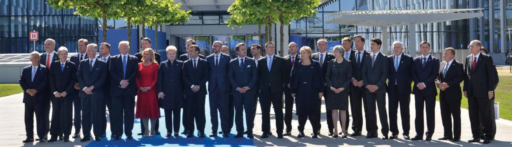 A NATO állam- és kormányfőinek csoportképe a 9/11, az V. cikkely és a Berlini Fal emlékműveinek avatásán Brüsszel, 2017 NATO számára elfogadható döntés nem születik.