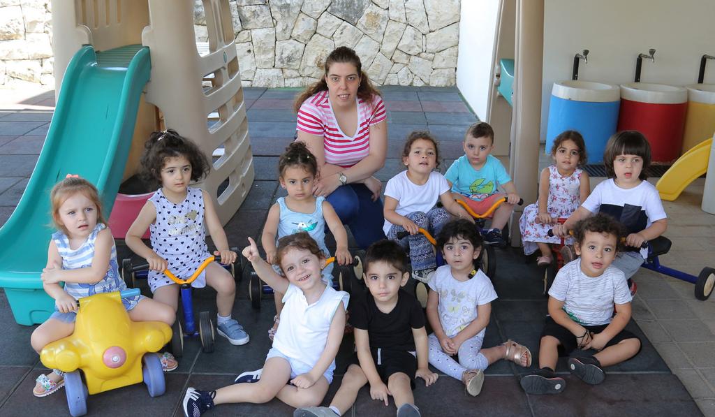 6 Avec Mme Eliane Bou Nehme Mayssa Sarkis, Marc Haddad, Lynn Akiki, Antonio Dagher 2ème rangée: Catherine Azzi, Celia-