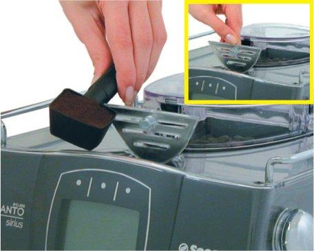 Helyezzen előmelegített csészét vagy csészéket a kifolyónyílások alá! Érintse meg a megfelelő kávéhosszúságú gombot!