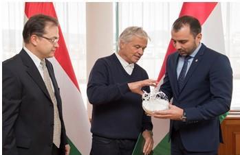 szakemberek és szervezetek munkájára.
