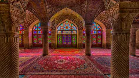 Később a Pávatrónt és az iráni sahok koronáit kiállító Ékszermúzeum felkeresése. Szállás Teheránban. 3.